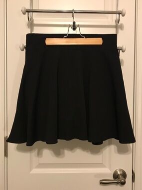 DJT black athleisure a-line pull-on flared skater mini skort (L)